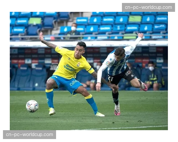 特写：佛罗伦萨边路球员连续一脚出球，演绎意甲经典“走廊式”进攻