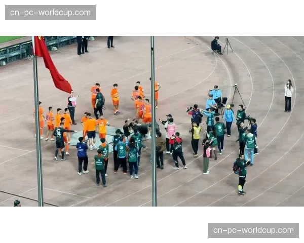 特写：赛后谢场，山东泰山老将郑铮向看台退役球衣横幅致意